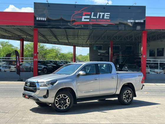 TOYOTA HILUX 2.8 D-4D TURBO DIESEL CD SRX LIMITED 4X4 AUTOMÁTICO TOYOTA HILUX 2.8 D-4D TURBO DIESEL CD SRX LIMITED 4X4 AUTOMÁTICO